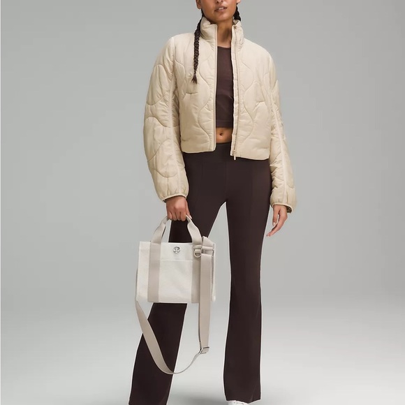 Lululemon Two-Tone Canvas Tote Bag
Mini 4.5L- Mojave Tan/Light Ivory - Picture 2 of 6